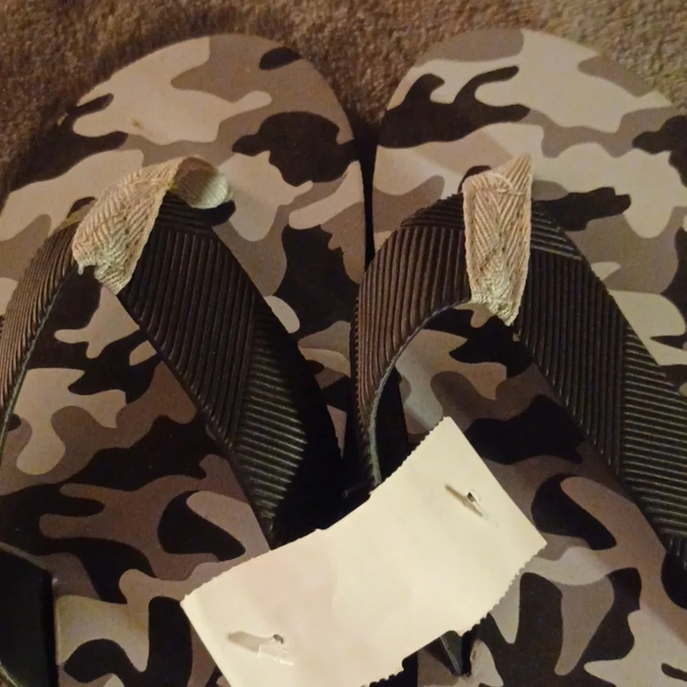 NWT BOYS BALENCE BLACK CAMO FLIP FLOPS SIZE 13/1